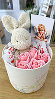 Подарунок дівчинці дівчині жінці на будь-яке свято з цукерок мильних троянд та іграшки кролика