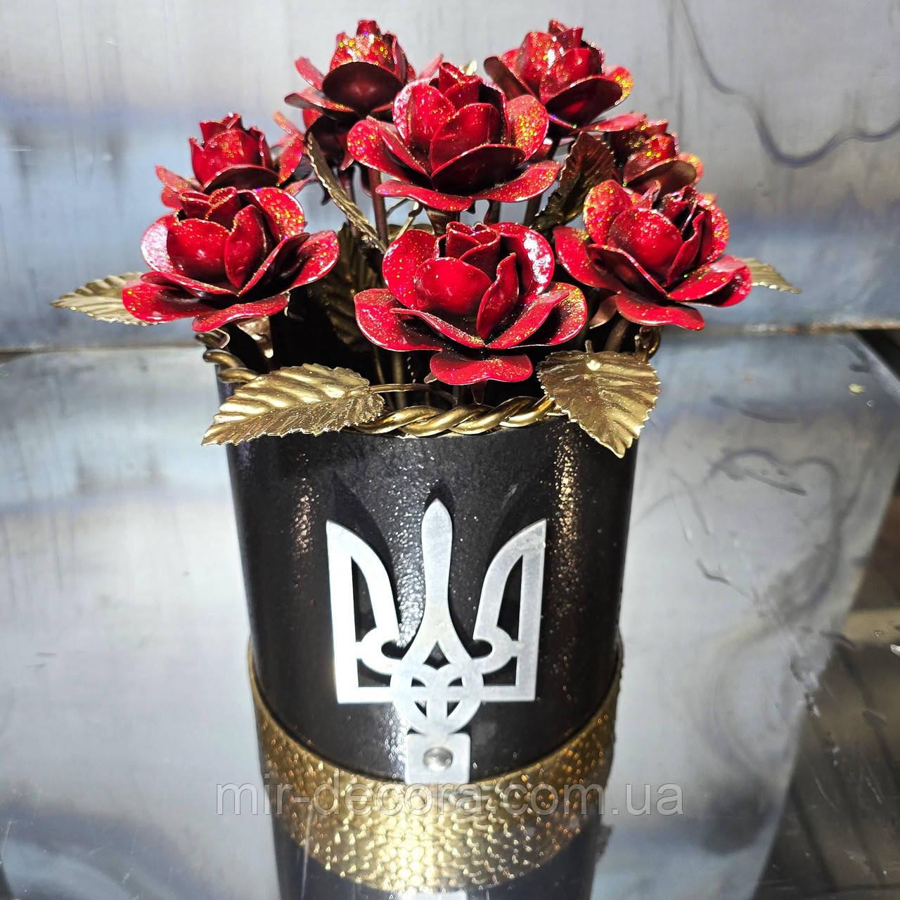 Кована ваза "червоні рози", букет воїну, ваза Герою України, ваза на Алею Слави.