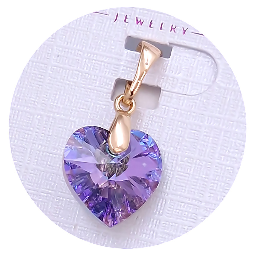 Кулон XР. Позолота 18К. Камені: Swarovski бузкового кольору. Довжина: 19 мм. Ширина: 10 мм.