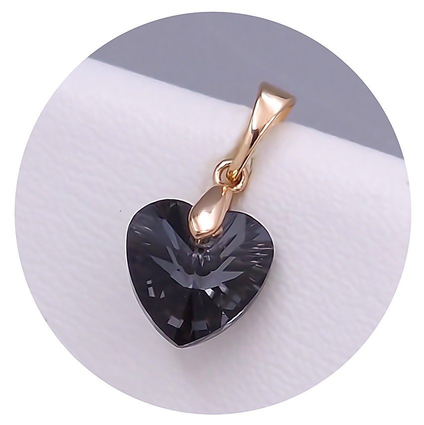 Кулон XР. Позолота 18К. Камені: Swarovski чорного кольору. Довжина: 19 мм. Ширина: 10 мм.
