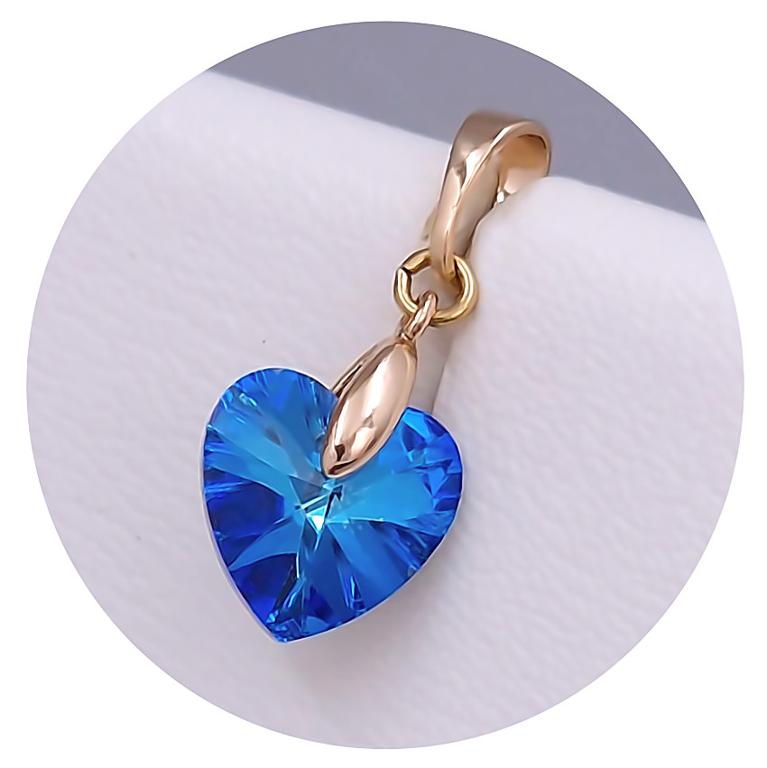 Кулон XР. Позолота 18К. Камені: Swarovski синього кольору. Довжина: 19 мм. Ширина: 10 мм.