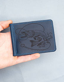 Персональне гравіювання Вашого малюнку! Прижим для грошей шкіряний темно-синій з щукою. Подарунок рибаку