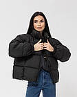 Жіноча стьобана коротка куртка чорна оверсайз до -5°С без капюшона з утеплювачем весняна осіння, фото 6