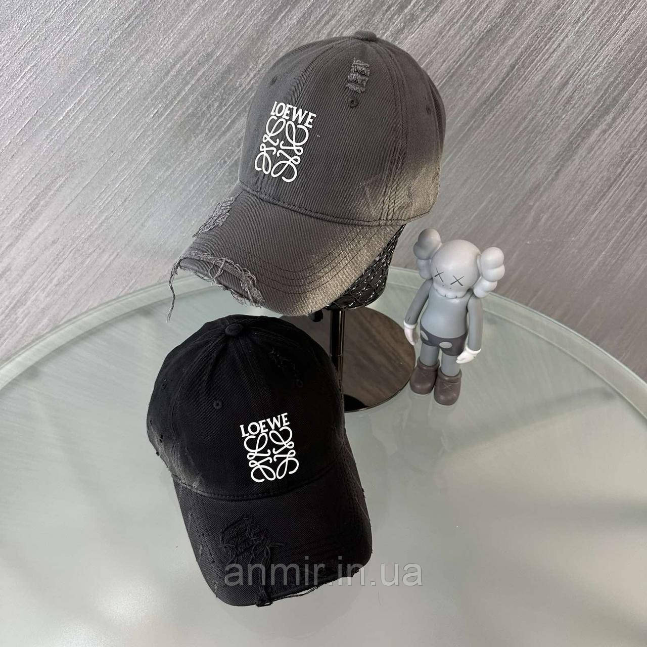 Жіноча кепка з рваними краями демісезонна LOEWE 56-59, кольору міксом