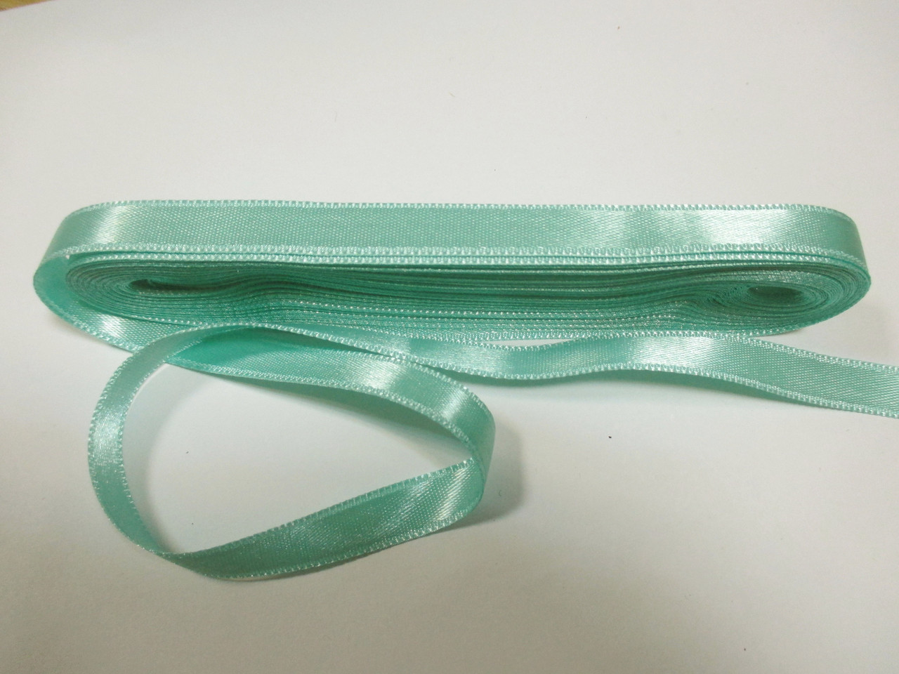 Стрічка атласна двостороння 1 див. (10 метрів) світло зелений пастельний