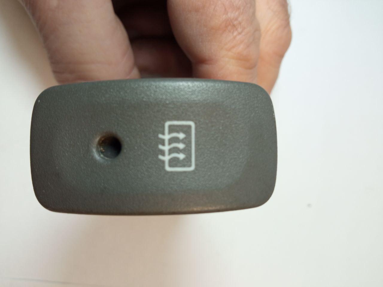 Кнопка нагрівання заднього скла  Nissan Micra 065251, фото 1