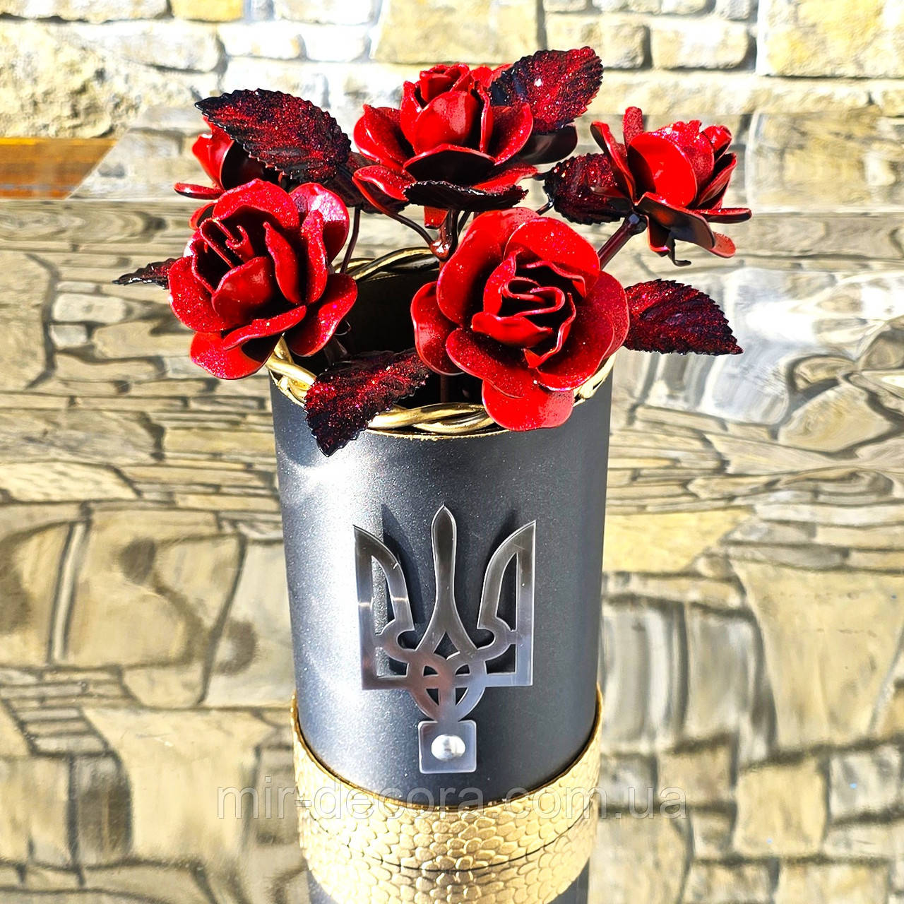 Букет з вазою з червоними трояндами з гербом, металева ваза, ваза пам'яті Героя, вшанування героїв.