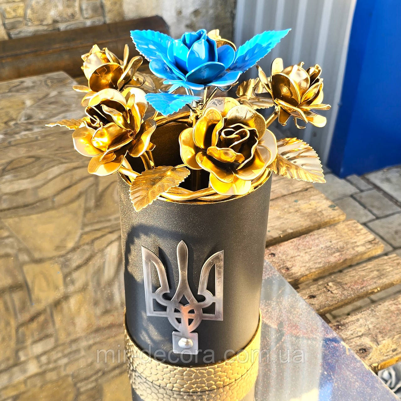 Букет з вазою з с-ж трояндами з гербом, металева ваза, ваза пам'яті Героя, вшанування героїв.