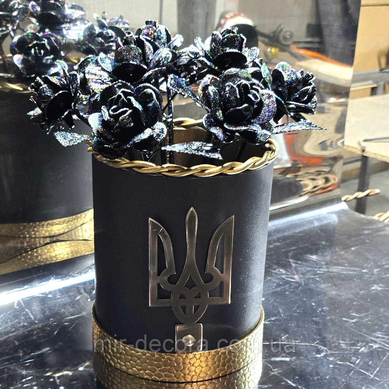 Кована ваза "чорні троянди", букет воїну, ваза Герою України, ваза на Алею Слави.