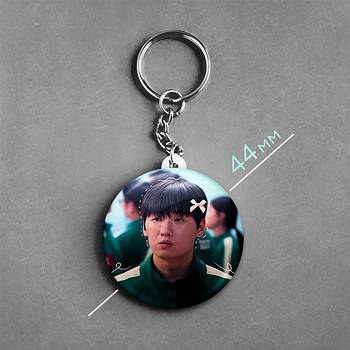 "Мінсу / Гравець 125 (Гра в кальмара 2 / Squid Game 2)" брелок круглий Ø44 мм