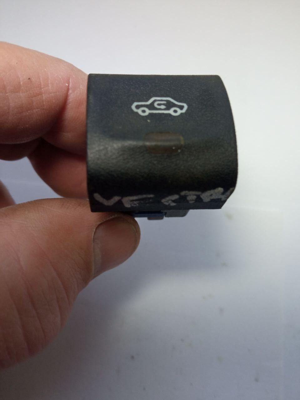Кнопка рециркуляції повітря б/к S501566 GM 90457320 Opel Vectra B
