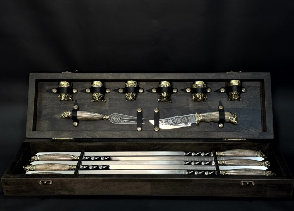 Набір шампурів "Полювання" з чарками з бронзи, мисливським ножем та вилкою для зняття м'яса в подарунковому кейсі, фото 1