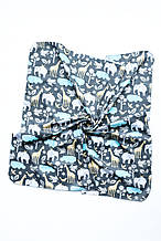 Сатинова пелюшка тварини на сірому