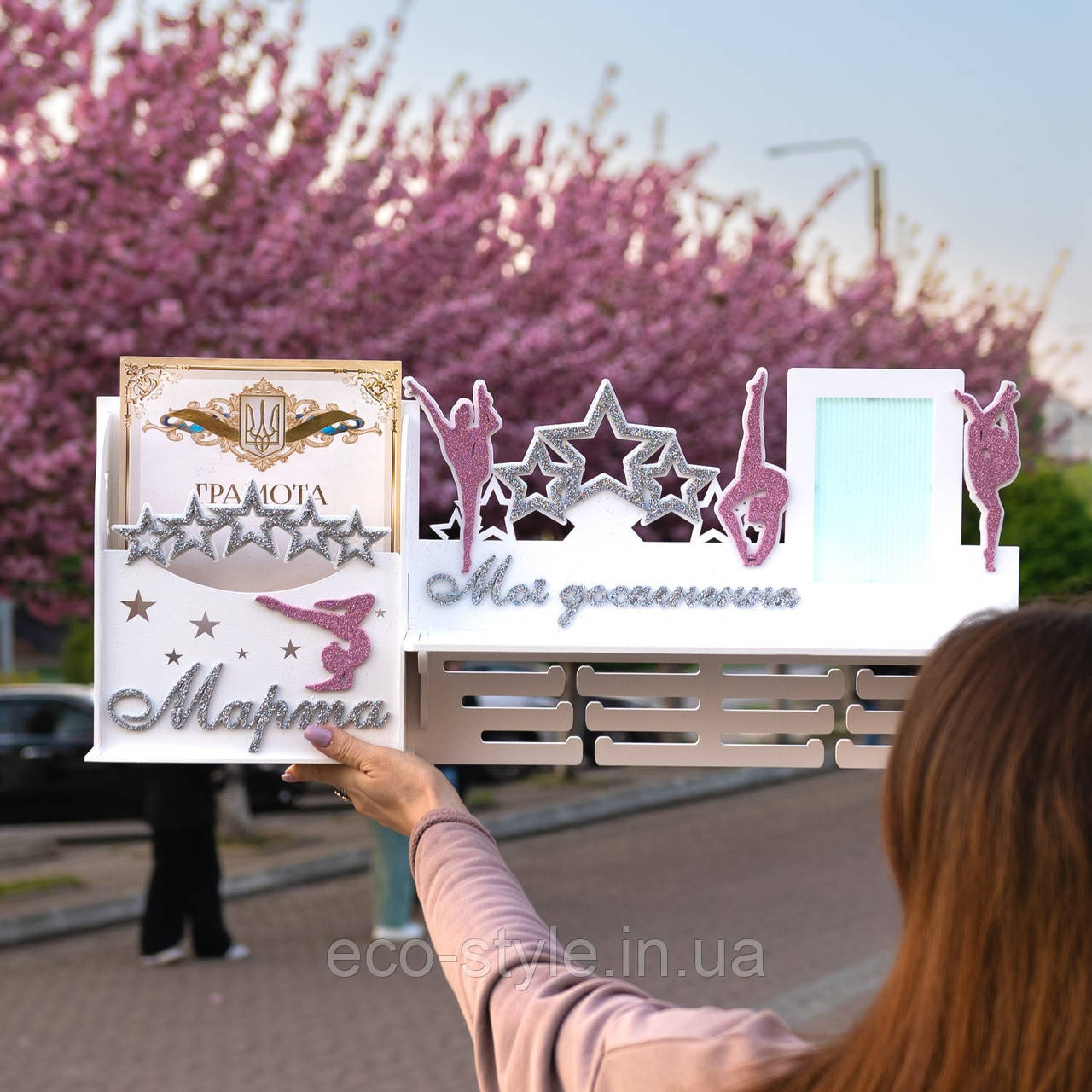 Медальниця для гімнастики з поличкою. Холдер для гімнастки. Димпломниця для гімнастики. Медальниця на замовлення, фото 1