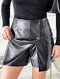 Чорна жіноча шкіряна спідниця-шорти з імітацією ґудзиків, фото 3