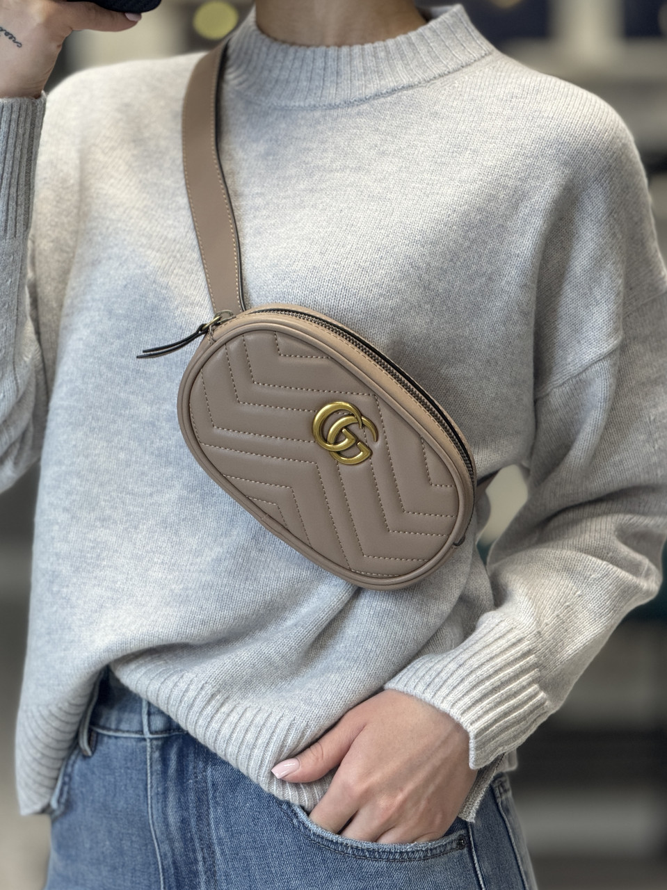 Сумка на пояс шкіряна Gucci Marmont бежева жіноча міні