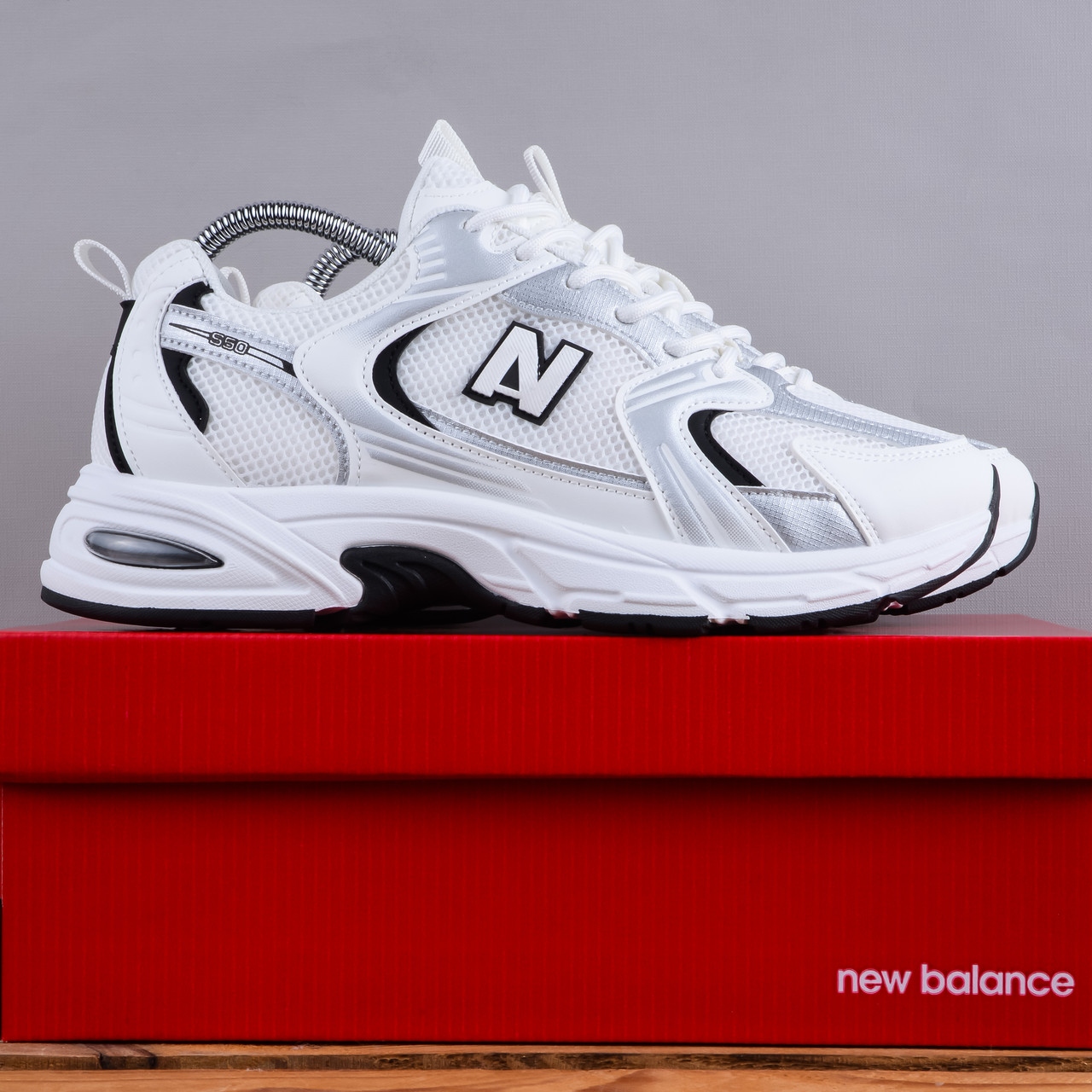 Кросівки у сти лі New Balance 530 білі з чорним