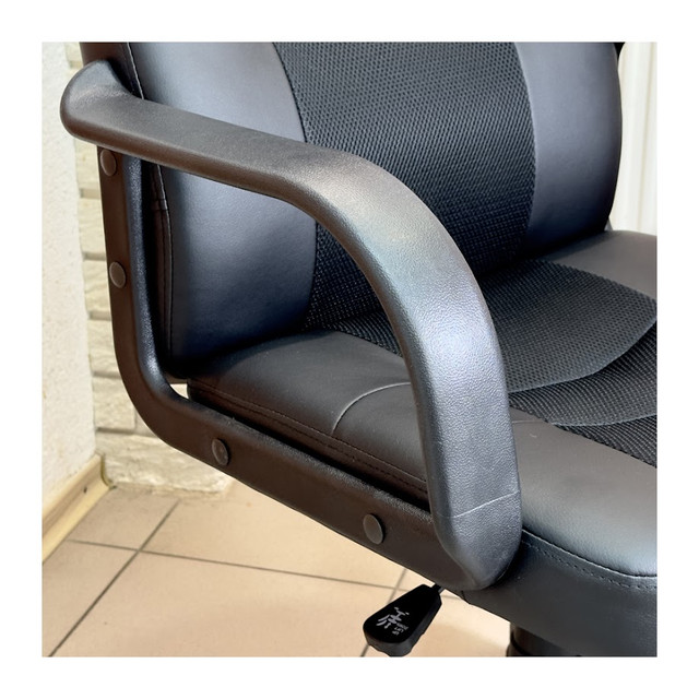 Крісло офісне чорне комп`ютерне Крафт шкірзамінник, пластикове на механізмі гойдання, для роботи і навчання