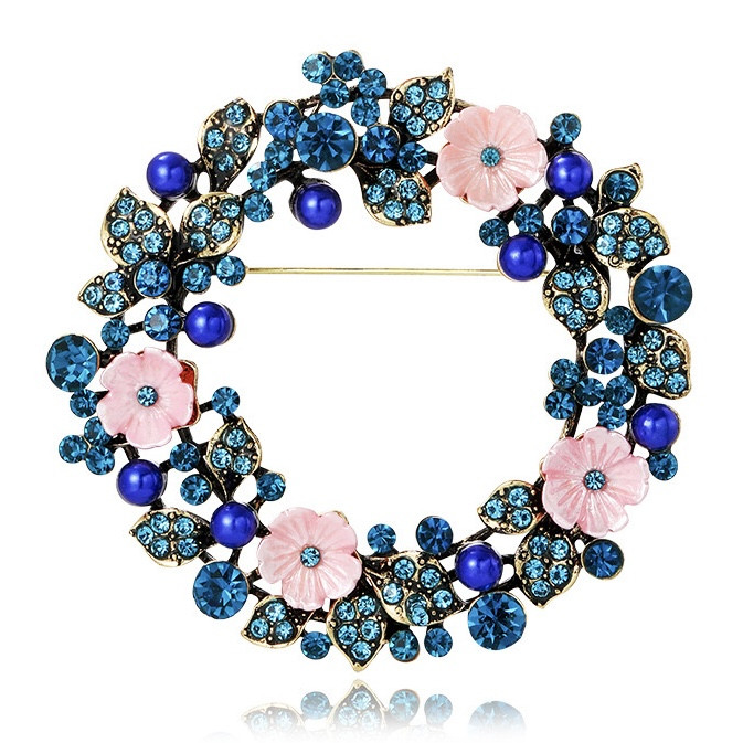 Брошка на золотистій основі квіточки із синіми стразами, що переливаються, та намистинами розмір виробу 65х65 мм
