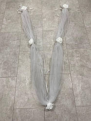 Стрічка на автомобіль фатинова білого кольору з латексними трояндами. Прикраса на весільну машину