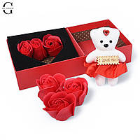 Подарунковий набір 7 в 1: 6 мильних троянд у формі серця і іграшка-ведмедика в подарунковій упаковці.