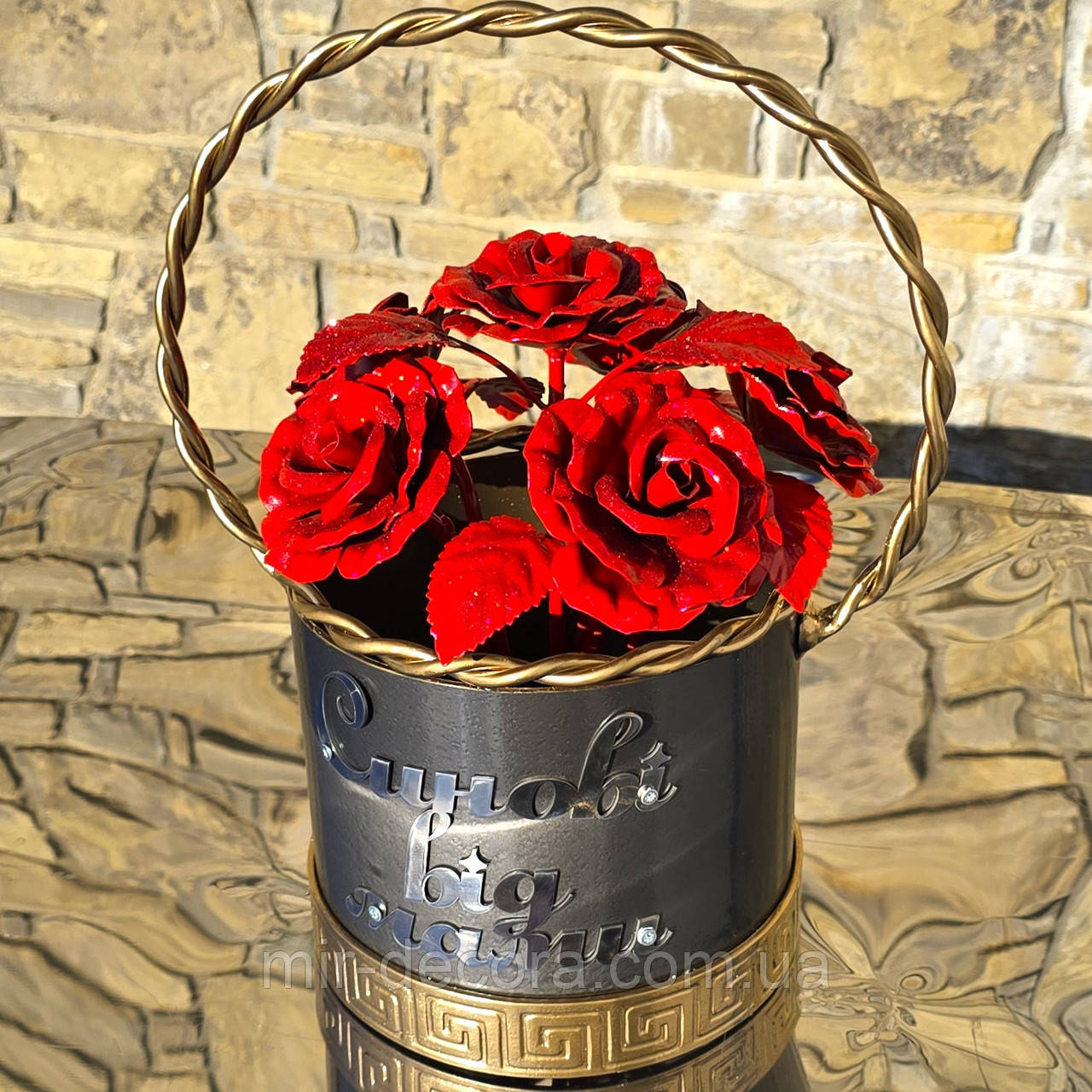 Кошик троянд Герой, ваза — ангел для пам'яті Героя, ваза на алею слави.