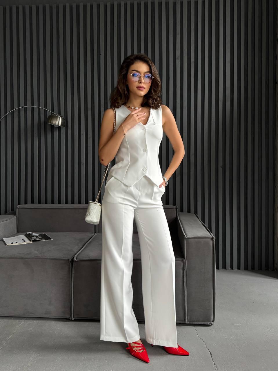 Білий жіночий брючний костюм-двійка: Укорочена жилетка і Штани кльош на високу посадку з кишенями, фото 1