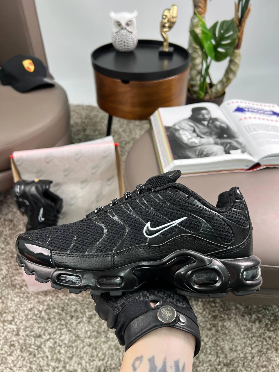 Чоловічі шкіряні текстиль кросівки Nike Air Max Plus New Black White, чоловічі кеди Найк чорні. Чоловіче взуття