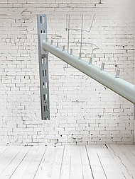 Вішало для одягу біле в рейку