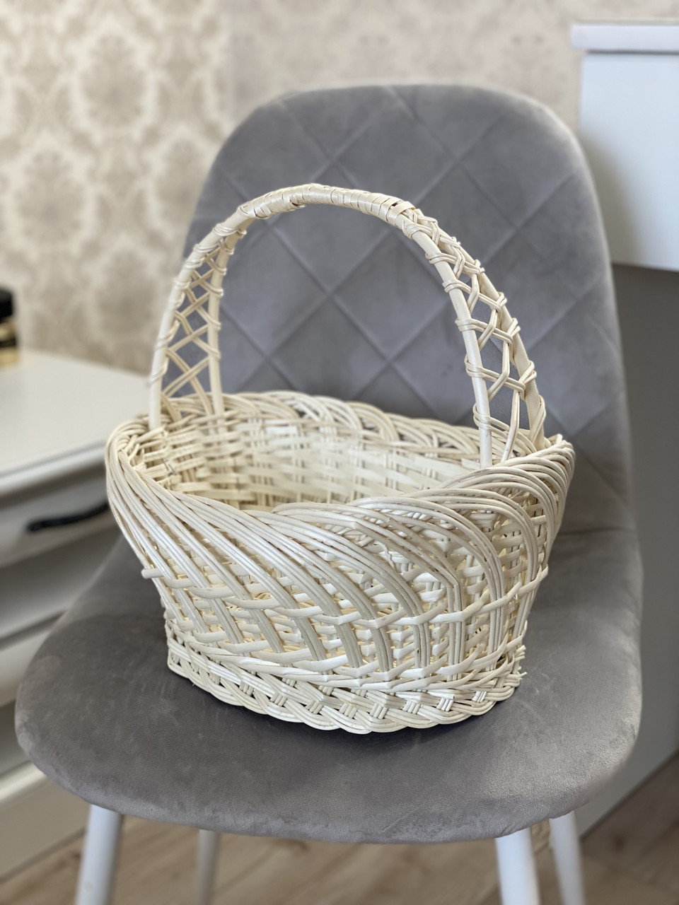 Кошик Святковий з білої лози. Арт:4053