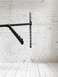 Кронштейн вішав чорний на перекладину