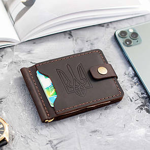 Зажим для грошей на кнопку з тисненням герб України з натуральної шкіри Veres Brown в коричневому кольорі