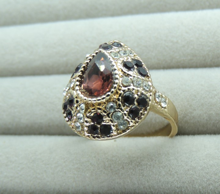 Жіноча золотиста каблучка у формі краплі з різнокольоровими фіанітами та великим каменем, 17.5, фото 1