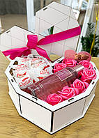 Подарунок дівчині жінці на будь-яке свято з цукерок мильних троянд та парфумованого спрея