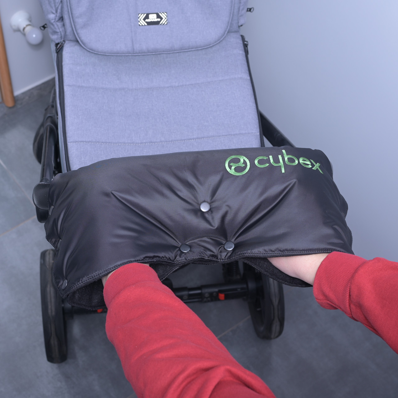 Муфта суцільна CYBEX, на коляску / санки, для рук, чорна з зеленим написом
