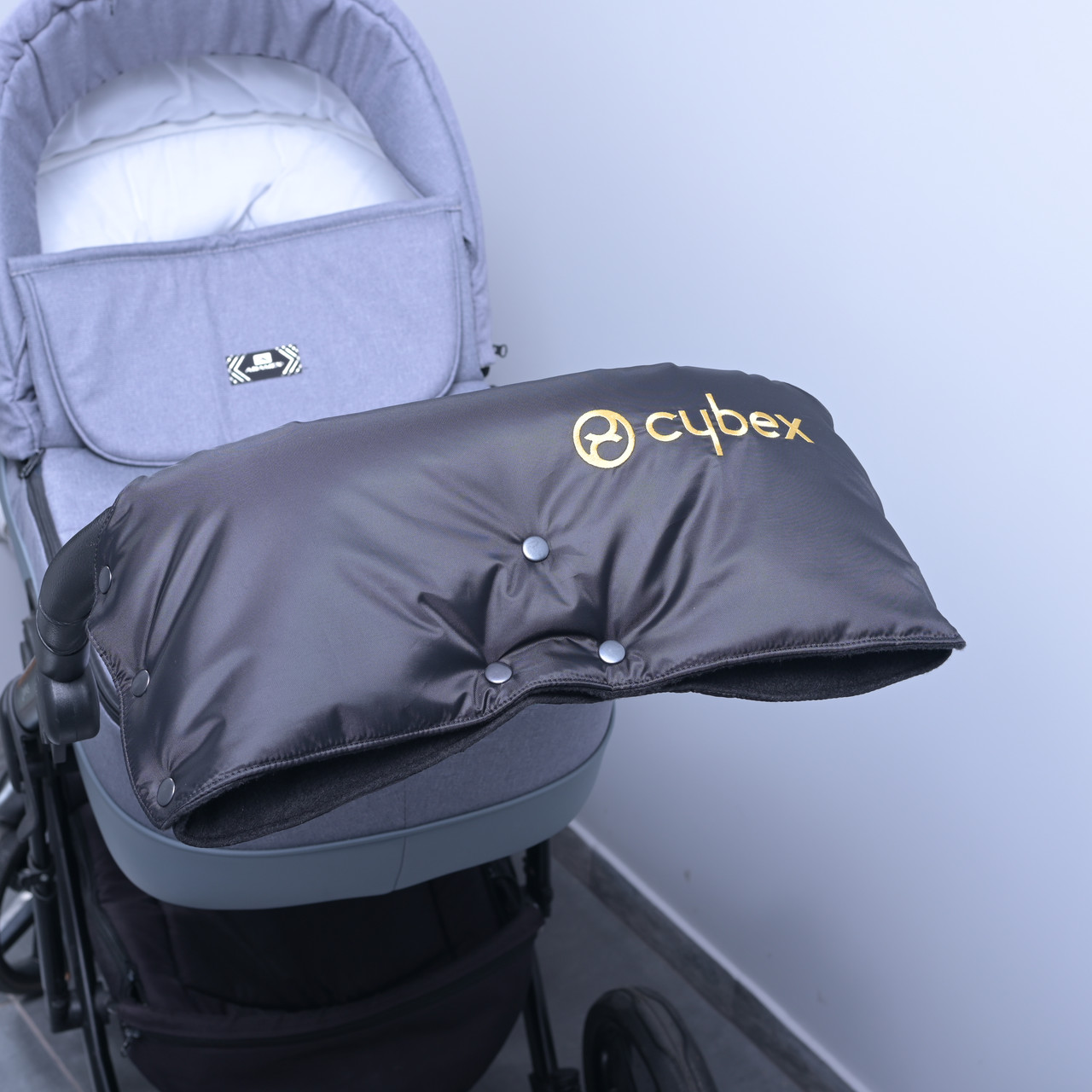 Муфта суцільна CYBEX, на коляску / санки, для рук, чорна з бежевим написом