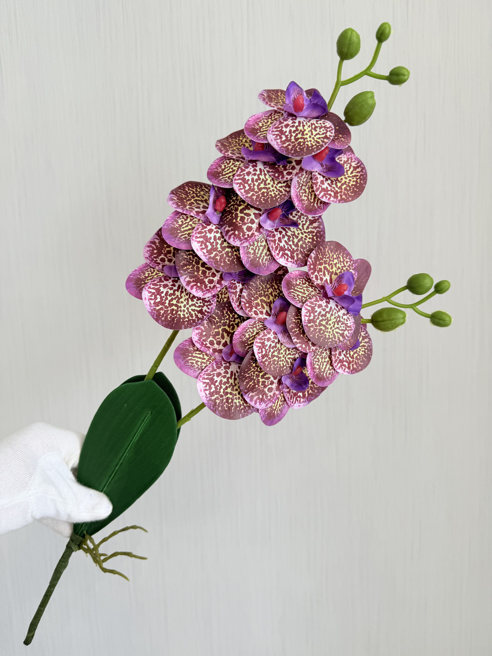 Орхідея декоративна з латексу з листочками та корінцями (55 см), фото 1