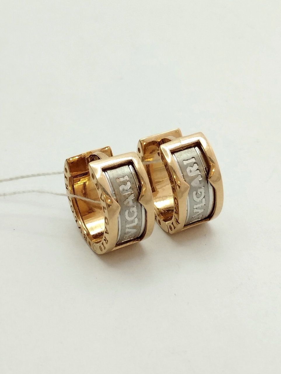 Золоті сережки з написом булгарі.