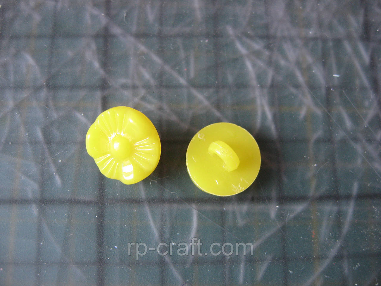 208. Набір пластикових гудзиків, 2 штуки, 7х12х12 мм, жовті, фото 1