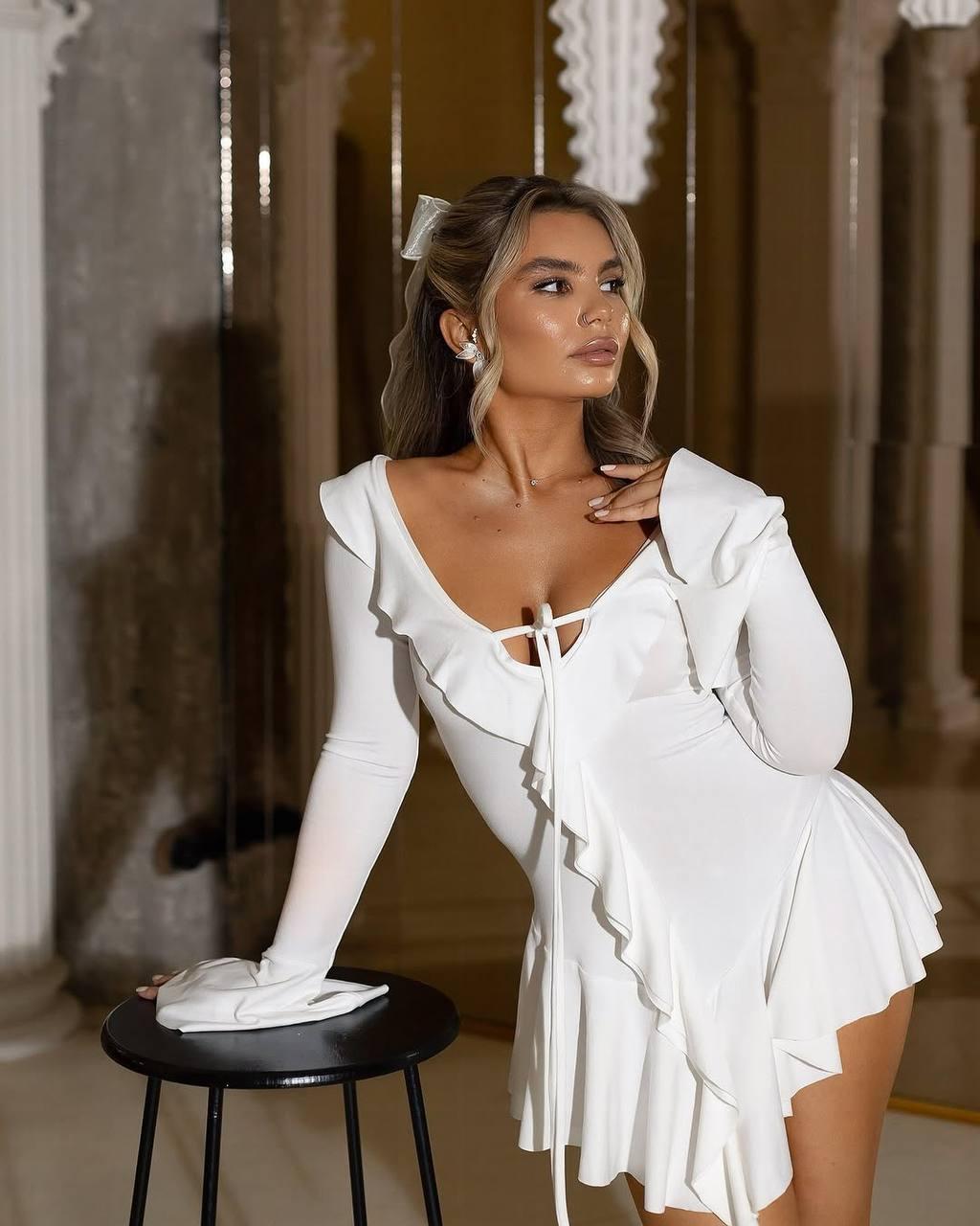 Маленьке плаття зі спокусливим вирізом на шнурівці, шлярка по центру з воланами по низу білого кольору, фото 1