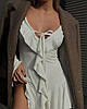 Маленьке плаття зі спокусливим вирізом на шнурівці, шлярка по центру з воланами по низу білого кольору, фото 6