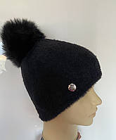 Жіноча чорна шапка з великим бубоном