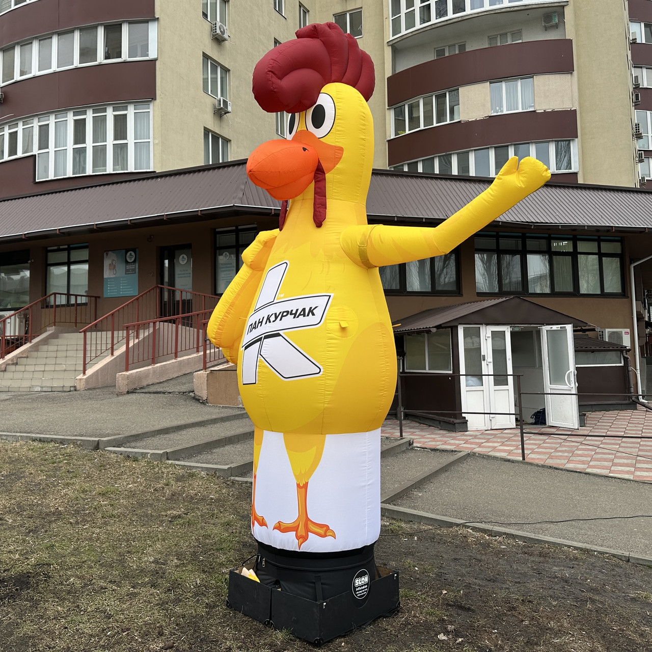 Надувна реклама півень дляи магазина м'яса Аеромен зазивало рукомах 3,4 м махає рукою