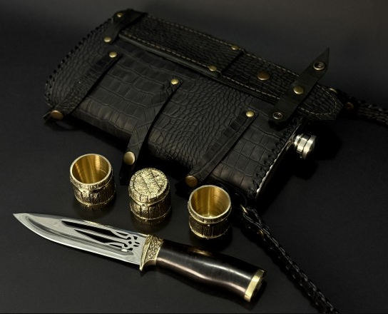 Набір подарункова фляга з бронзовими чарками та мисливським ножем "Бочка" у натуральній шкірі ручна робота, фото 1