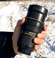 Кухоль об'єктив Nikon з рухомим зумом.