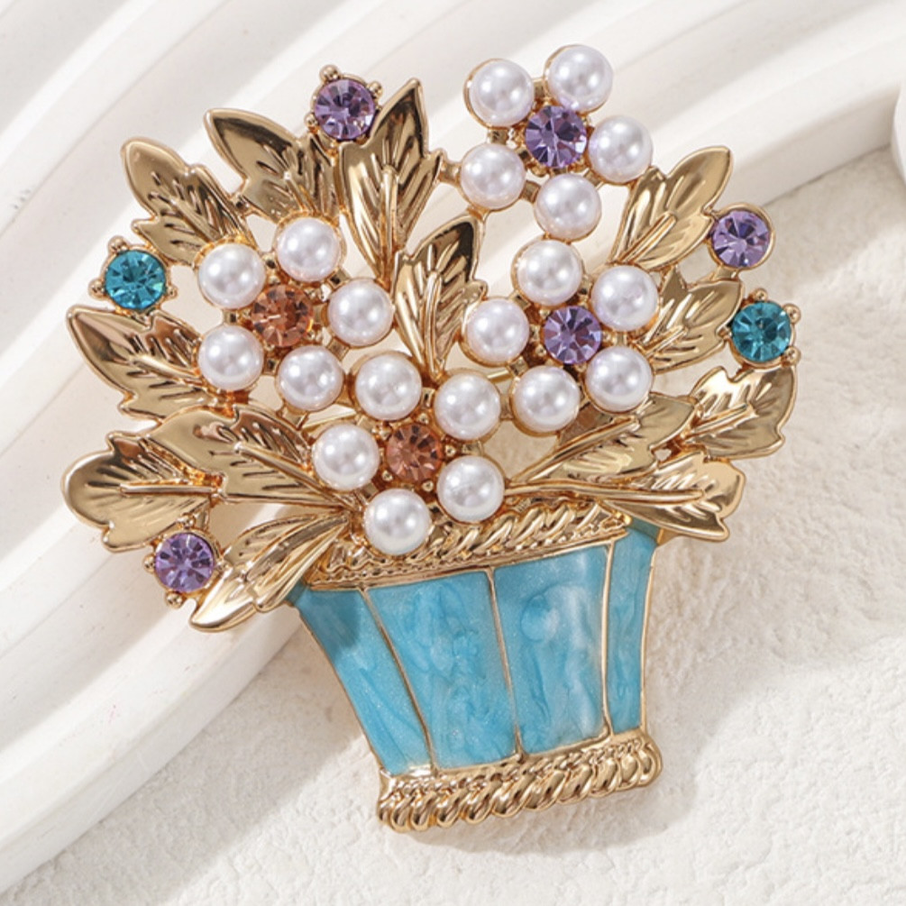 Брошка на золотистій основі квіти зі стразами та намистинами у вазі покрита кольоровою емаллю розмір виробу 55х55 мм