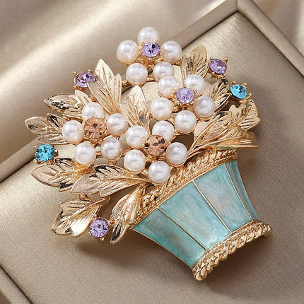 Брошка на золотистій основі квіти зі стразами та намистинами у вазі покрита кольоровою емаллю розмір виробу 55х55 мм, фото 2