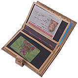 Незвичайне чоловіче портмоне з хлястиком з натуральної шкіри з тисненням під крокодила KARYA 21196 Світло-коричневий, фото 5