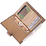 Незвичайне чоловіче портмоне з хлястиком з натуральної шкіри з тисненням під крокодила KARYA 21196 Світло-коричневий, фото 6