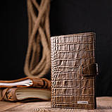 Незвичайне чоловіче портмоне з хлястиком з натуральної шкіри з тисненням під крокодила KARYA 21196 Світло-коричневий, фото 7